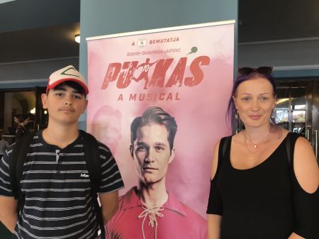 Egyszülős családok a Puskás musical előadásán