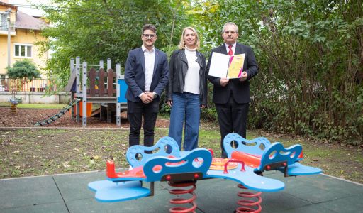 Inklúziót segítő pillangós libikókát ajándékozott a Civilút a Budapesti Korai Fejlesztő Központnak